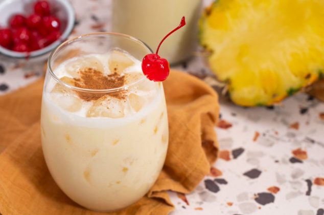 El sabor tropical en un vaso agua de Piña Colada