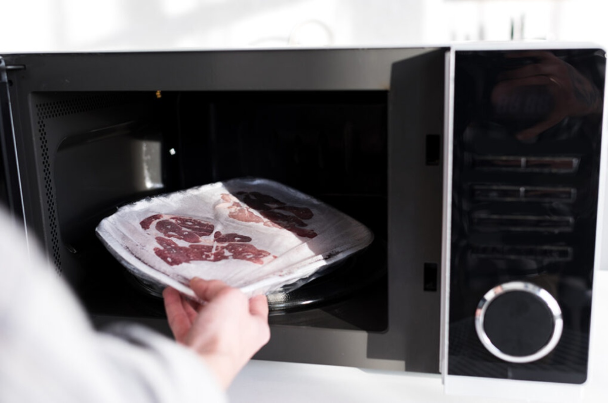 descongelar alimentos en el microondas