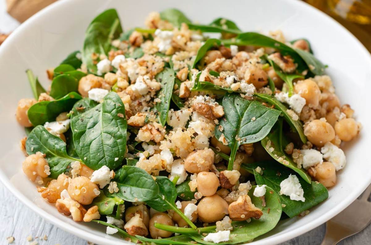 Ensalada mix de hojas verdes con garbanzos