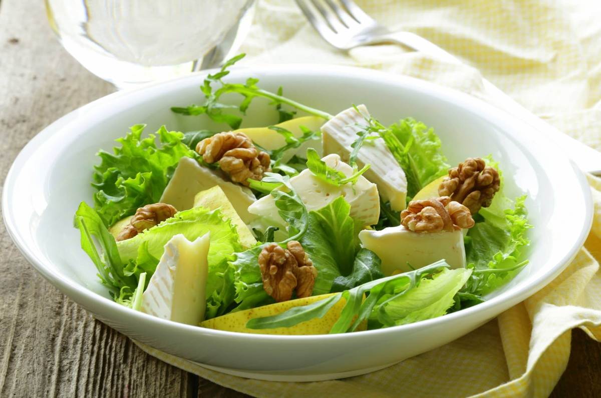 Ensalada mix de hojas verdes con pera y queso oaxaca