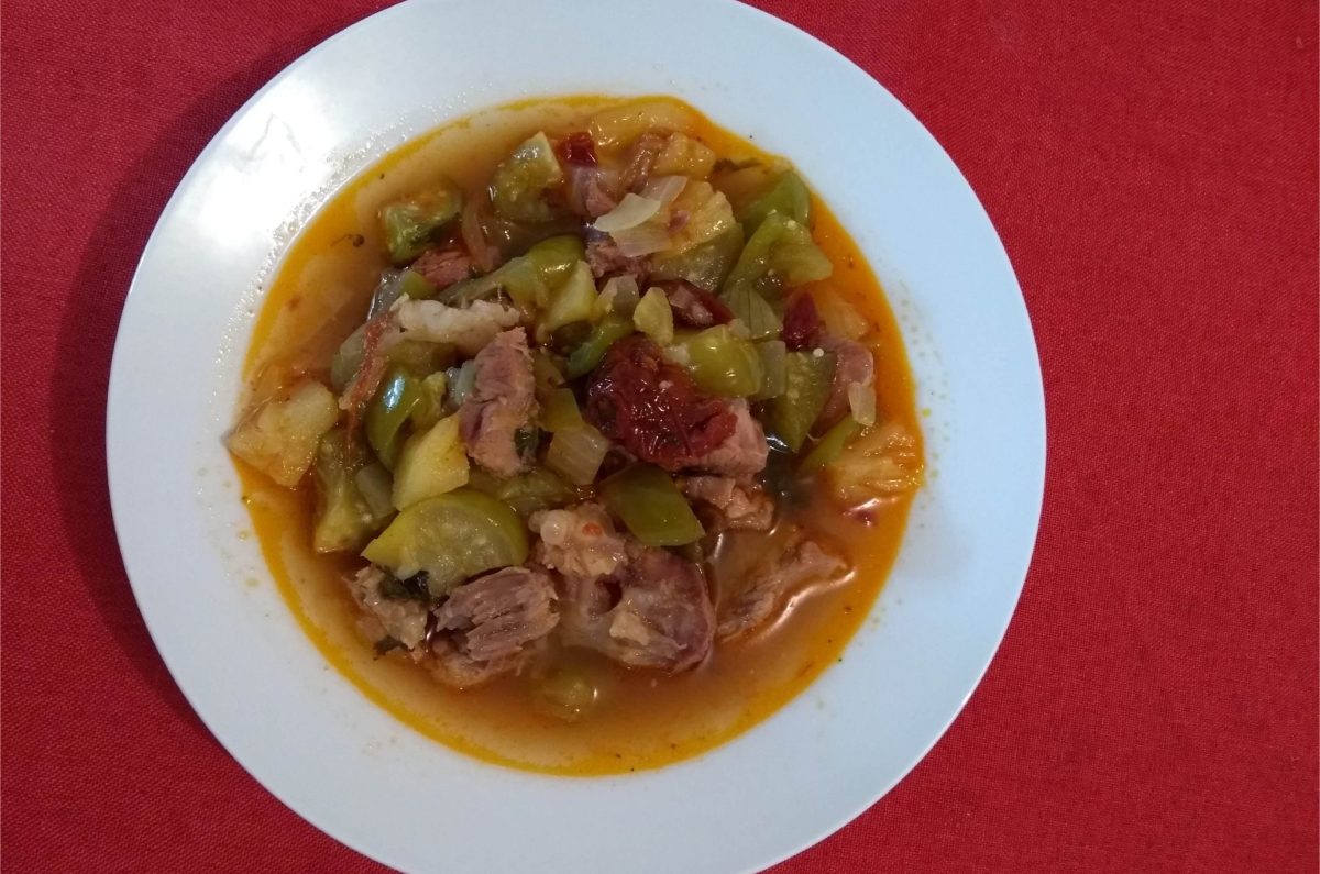 Chambarete de res entomatado