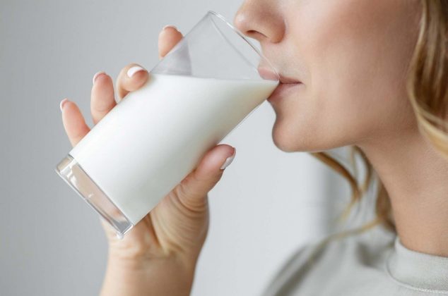 Leche de Tiendas 3B por menos de 25 pesos: ¿Qué tan buena es?