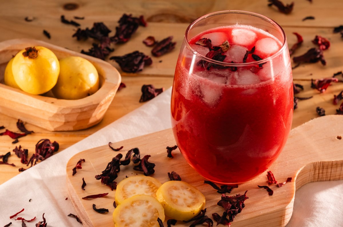 agua de jamaica con guayaba