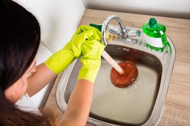 Cómo destapar el desagüe del lavabo: 2 métodos caseros
