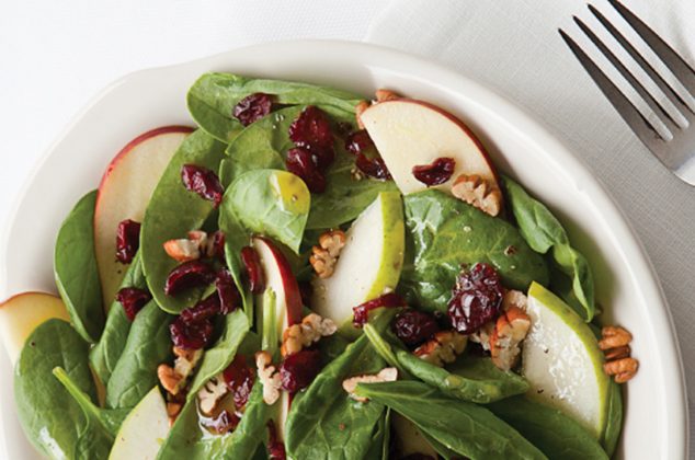 Receta de ensalada de espinacas y manzana con pera en trozos