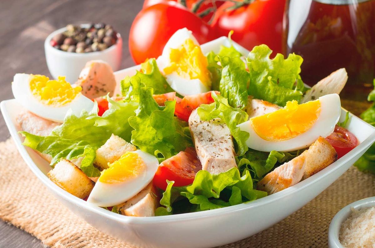 Ensalada con huevo y aguacate