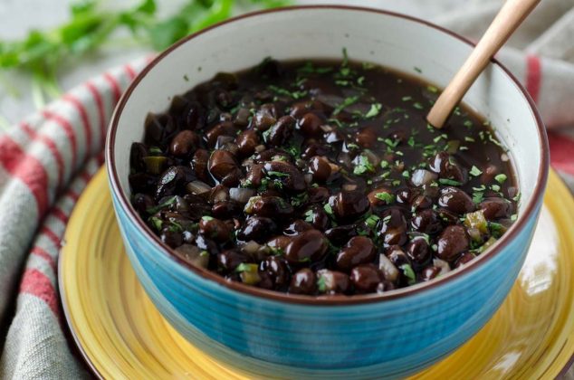 El condimento que debes agregar a los frijoles para reducir los gases