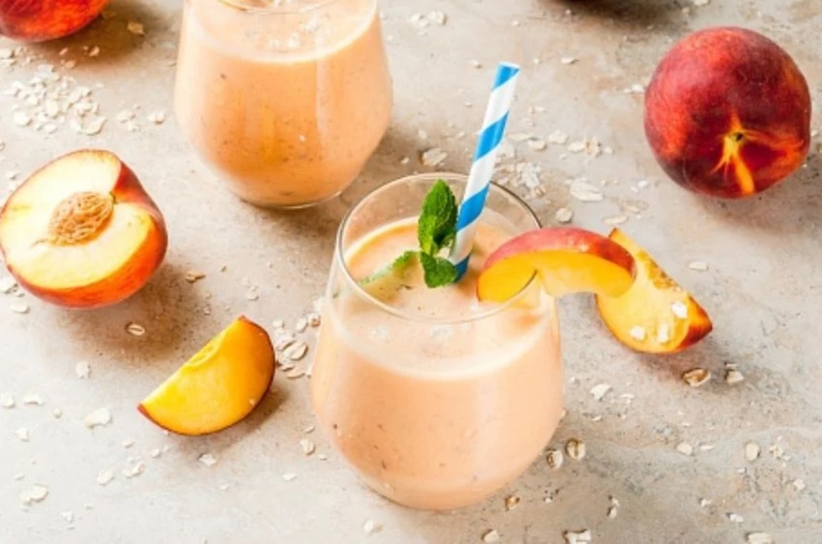 Licuado de durazno y leche de almendras