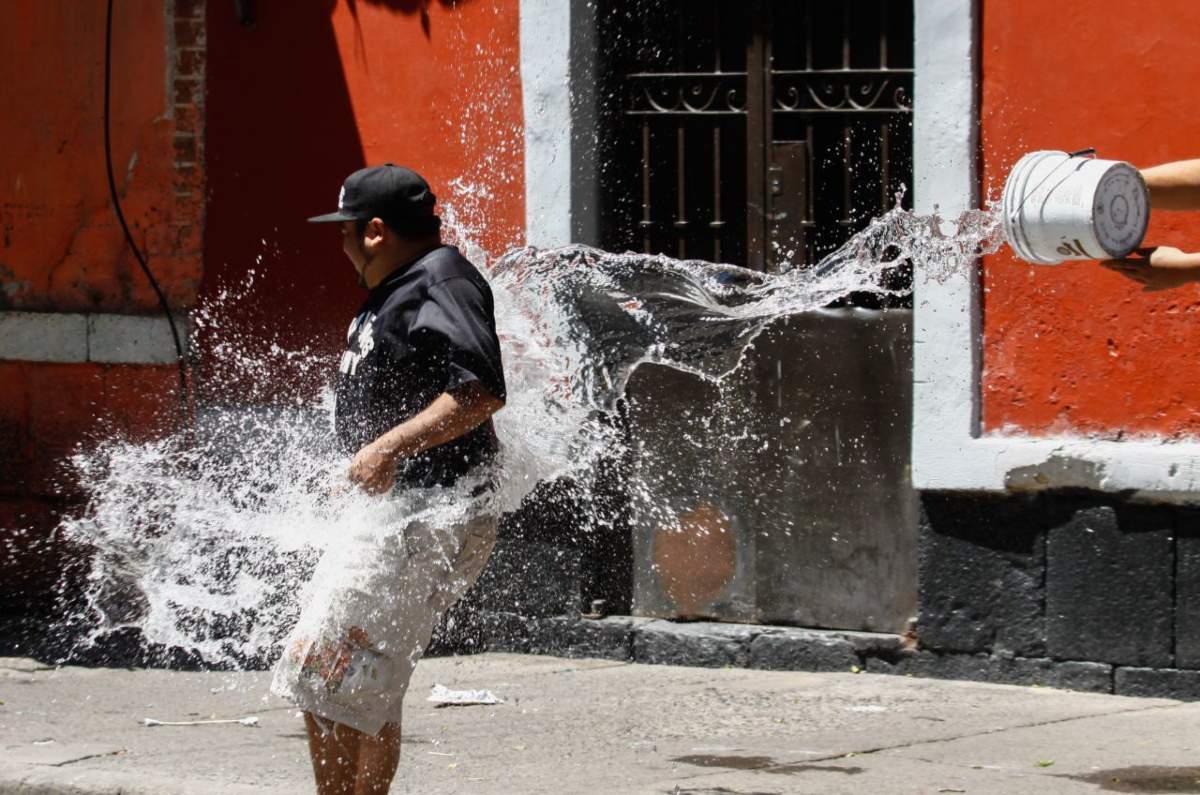 ¡No desperdicies agua! Estas son las costosas multas por tirar agua en 2025
