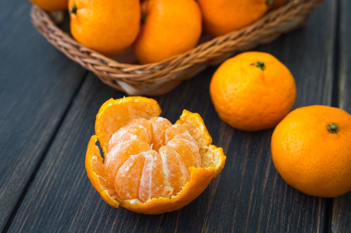 la manera correcta de cortar y pelar una mandarina