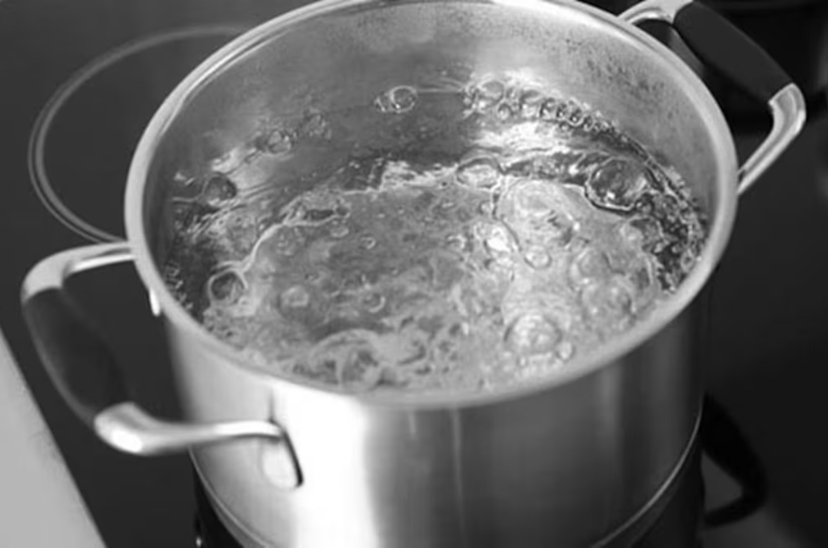 agua hervida en olla