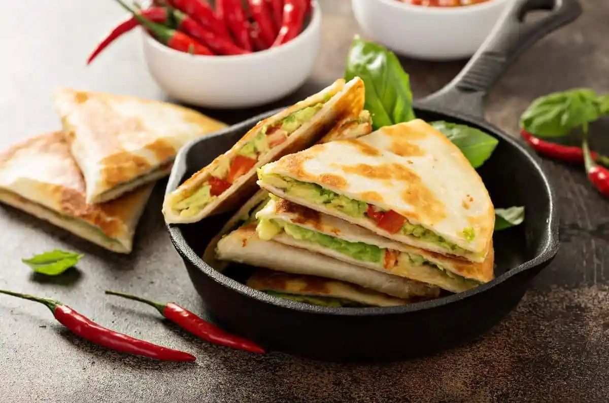 Quesadillas de papa fritas con pico de gallo