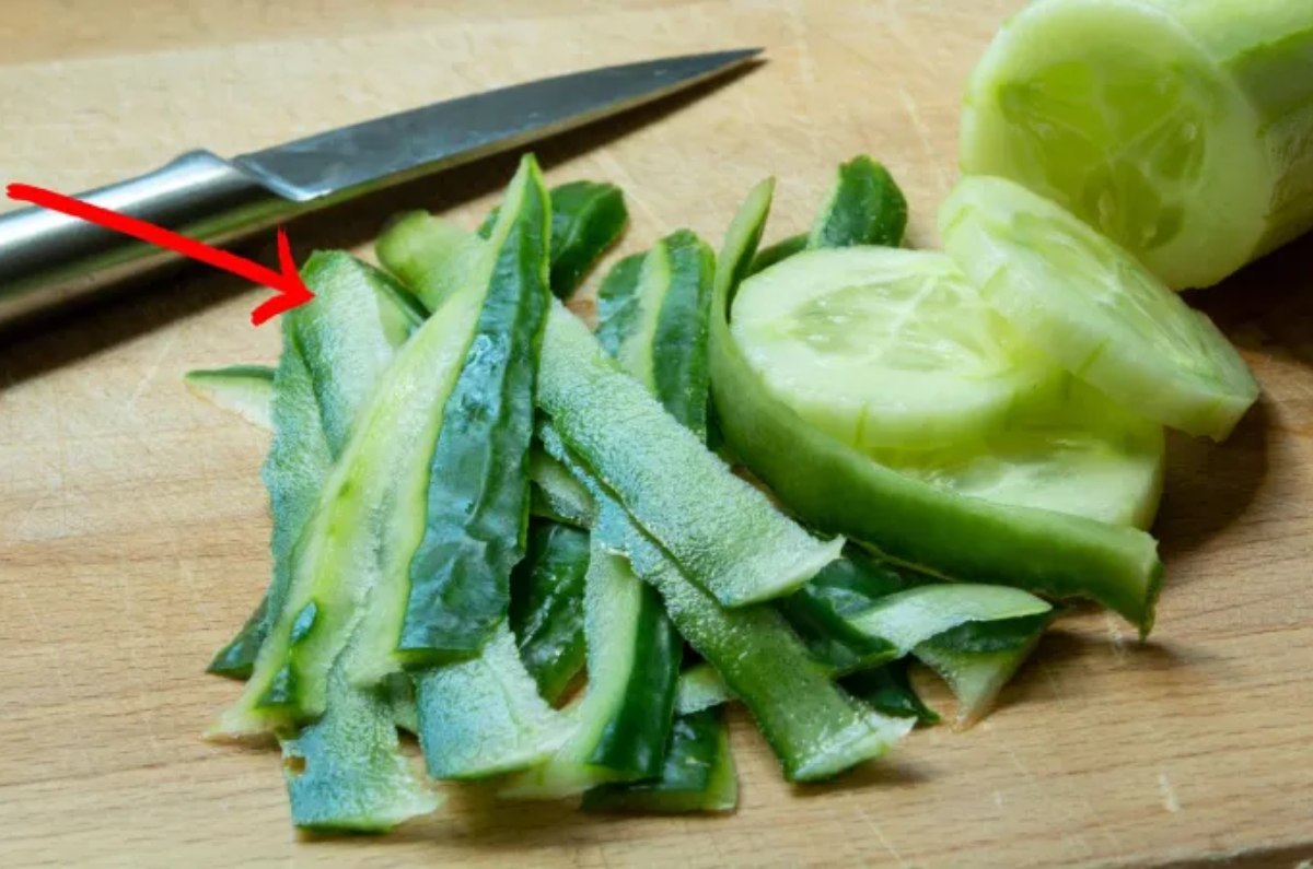 Prepara una infusión de agua con cáscara de pepino