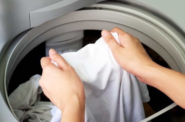 El truco más efectivo para mantener tu ropa blanca en la lavadora