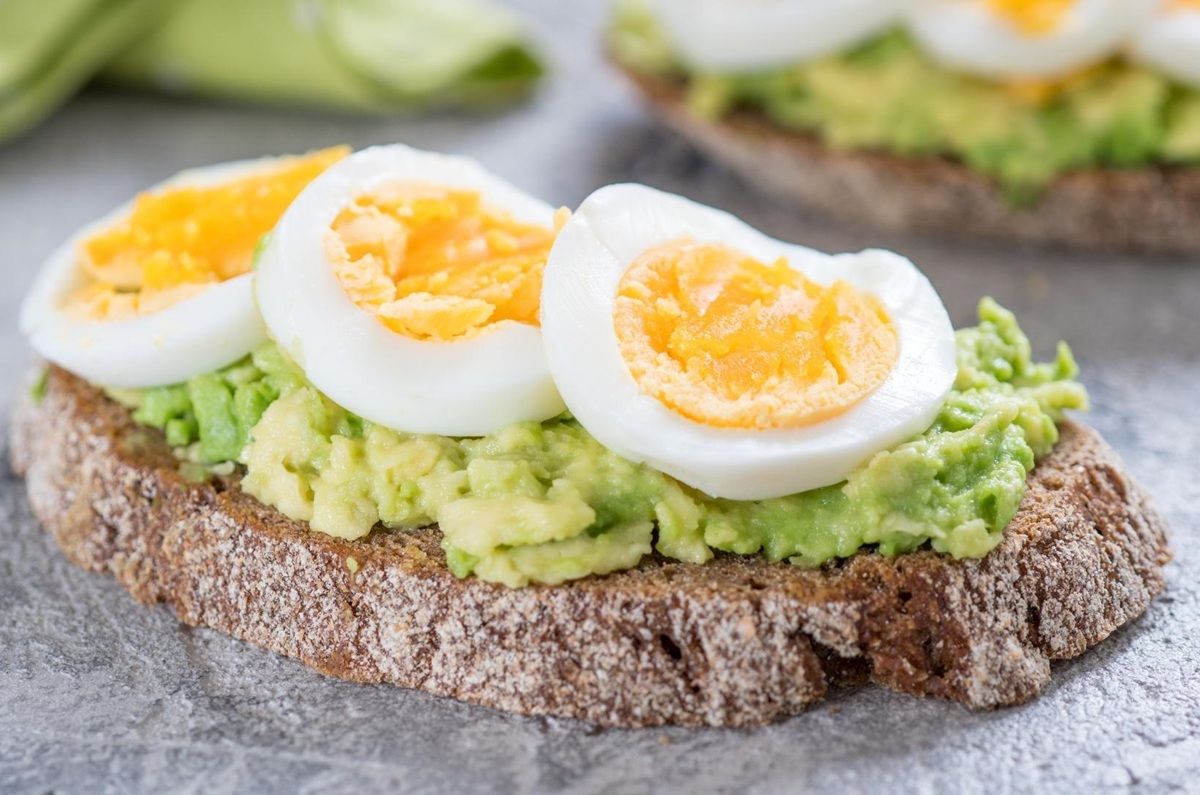 Pan integral con aguacate y huevo cocido