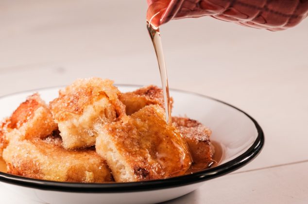 Tradicionales torrejas de nata, que endulzarán tu día