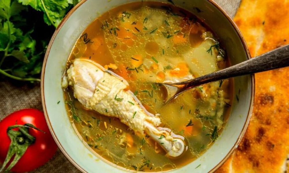 Caldo de pierna de pollo beneficios