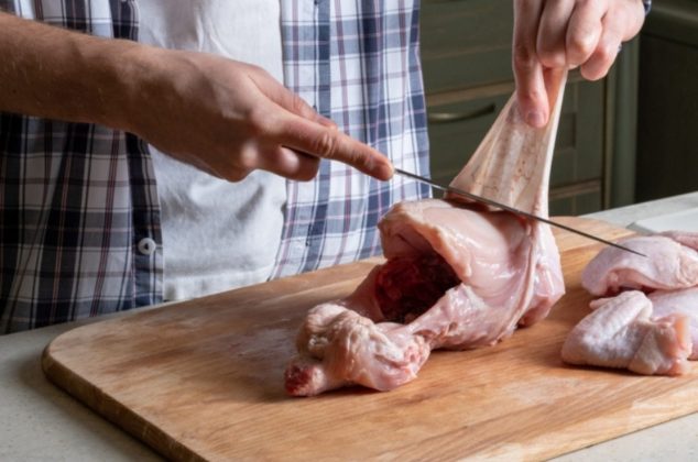Nadie lo sabe, pero esta parte del pollo que todos tiran, los restaurantes lo usan para mejorar una receta