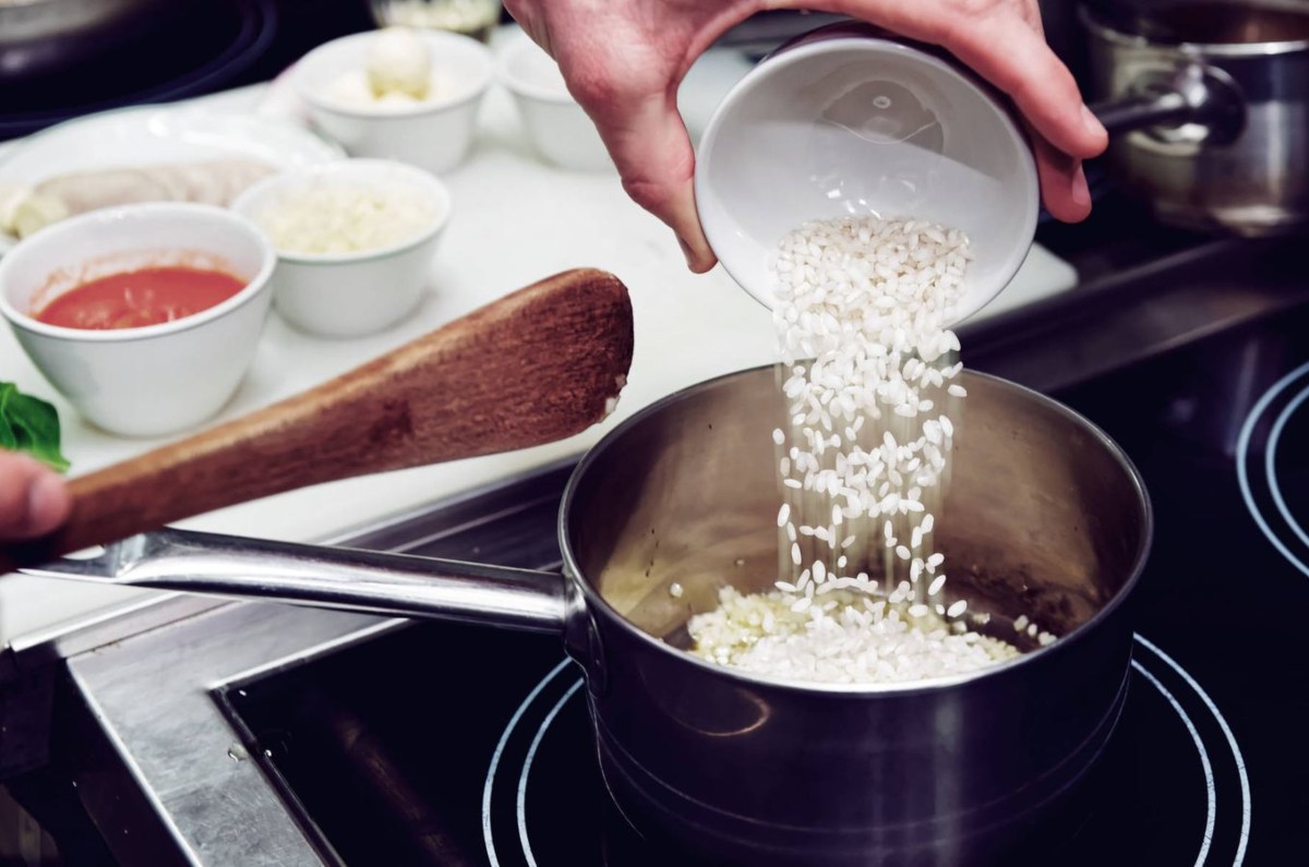 Ingiere arroz como parte de una comida completa