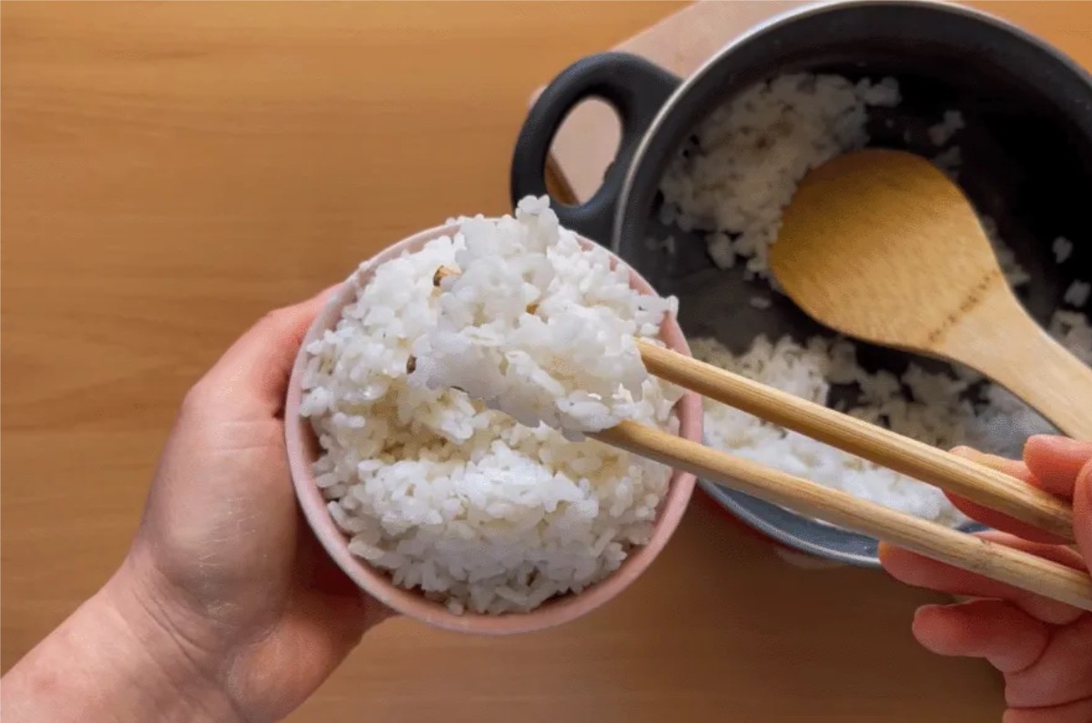 7 consejos para cocinar y consumir arroz para evitar picos de glucosa en la sangre