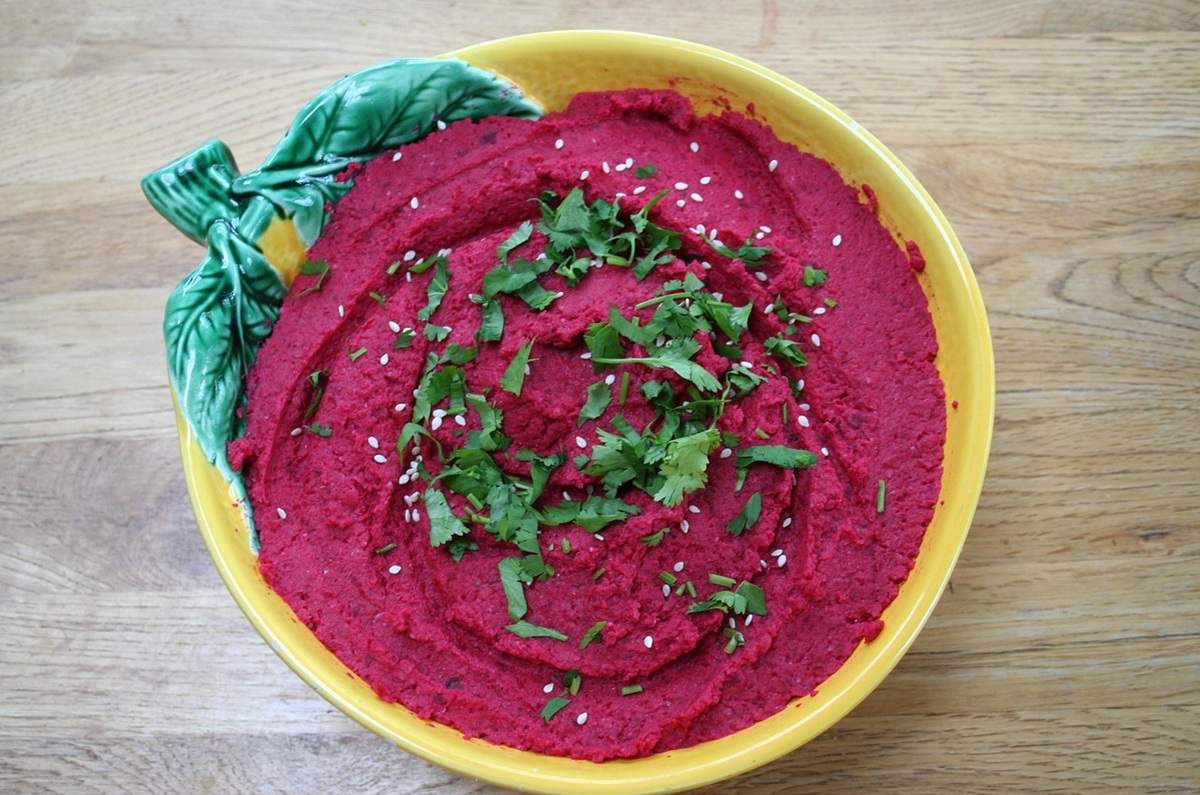 Hummus de betabel con chicharrón de hongos