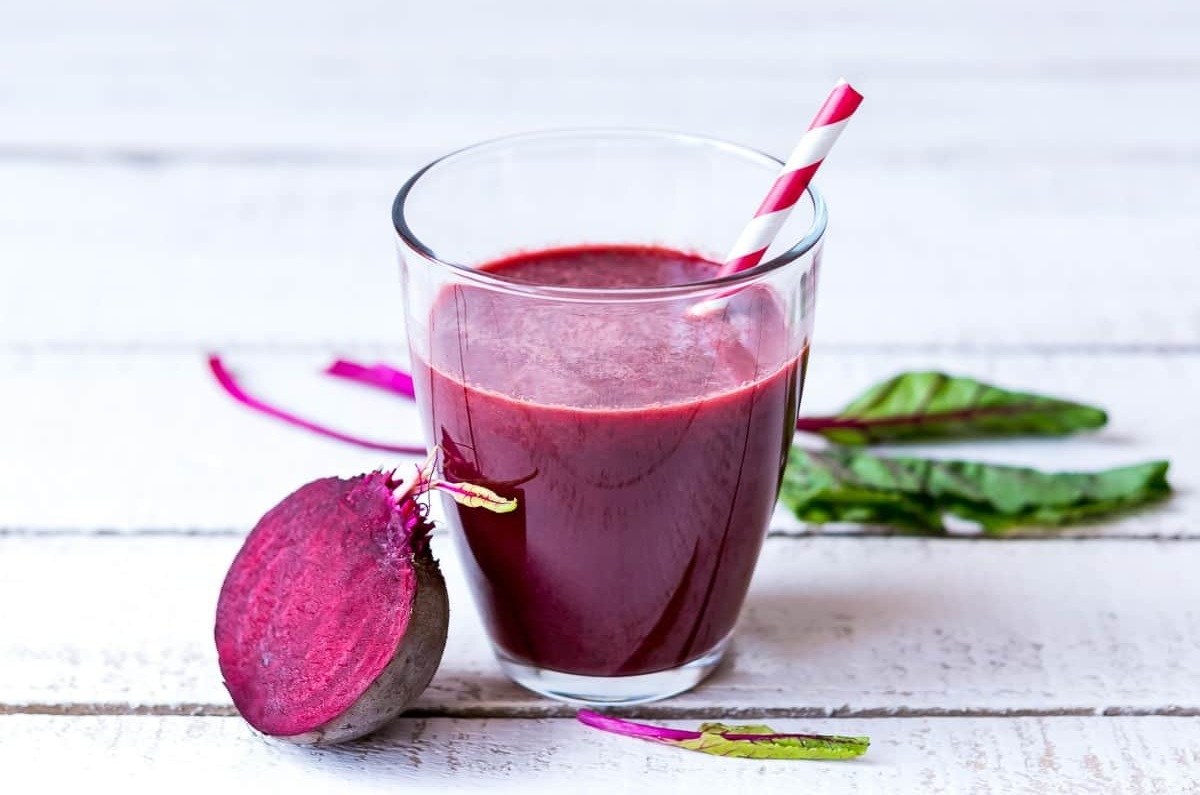 Jugo de betabel, naranja y albahaca