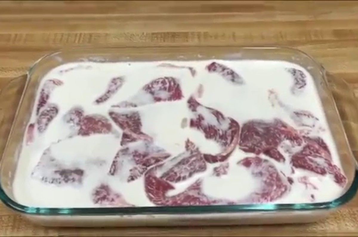 Usa leche en mal estado o vencida para marinar la carne