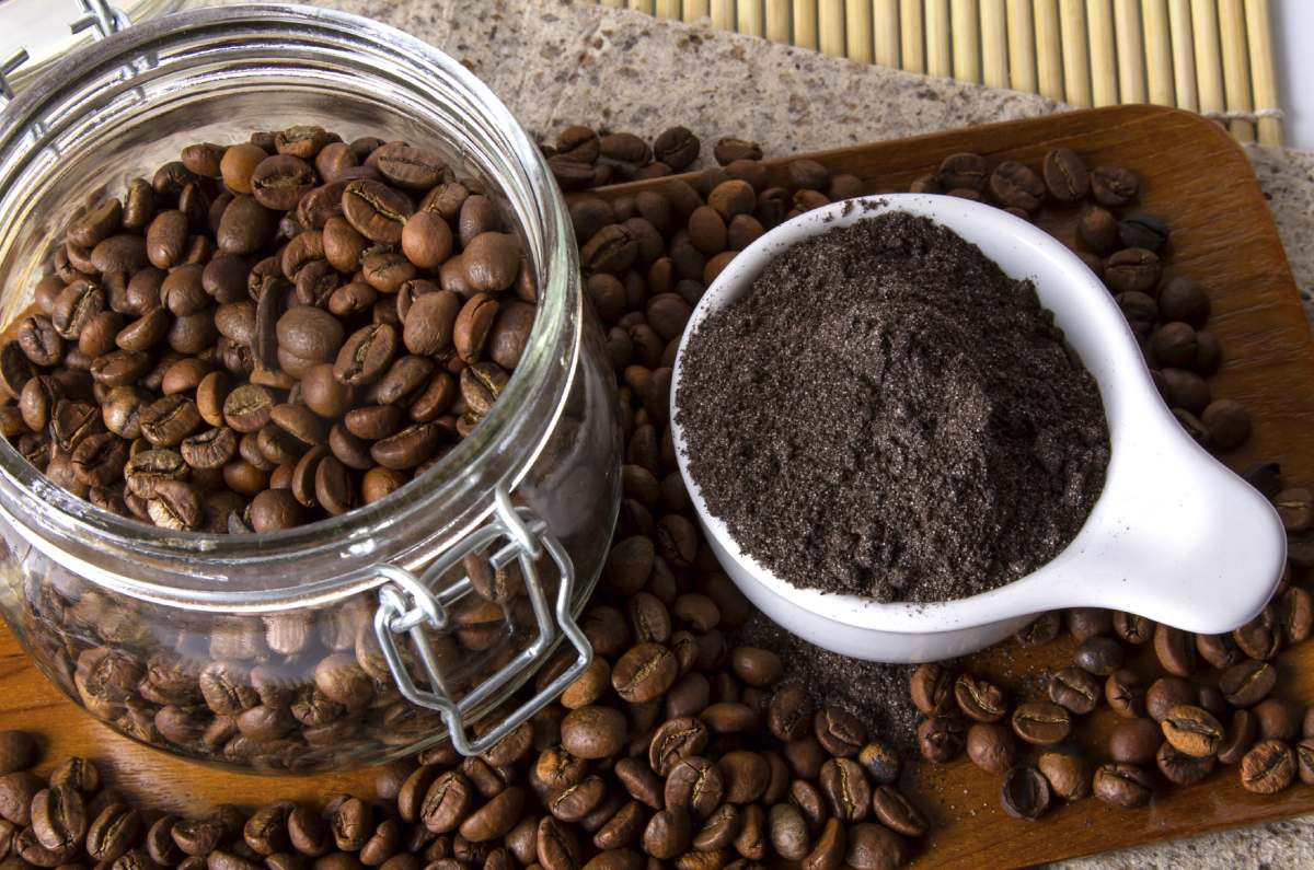posos de café para eliminar los malos olores del baño