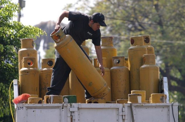 Si cocinas con gas LP o te bañas con agua caliente todos los días, este problema con los gaseros te va a importar