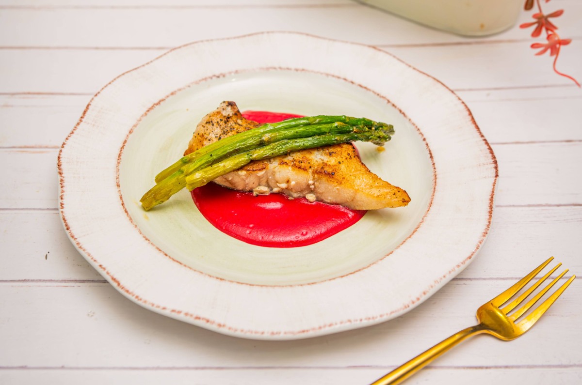 Pescado en salsa de betabel