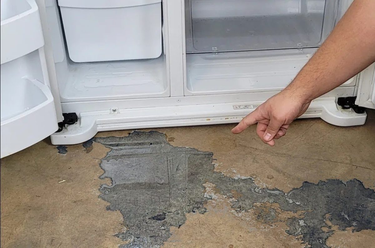 por qué el refrigerador tira agua