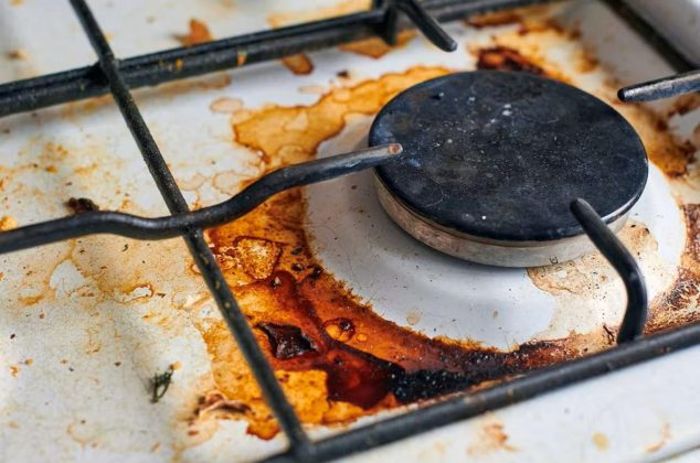 Ni vinagre ni bicarbonato: El método para quitar la grasa pegada de la cocina