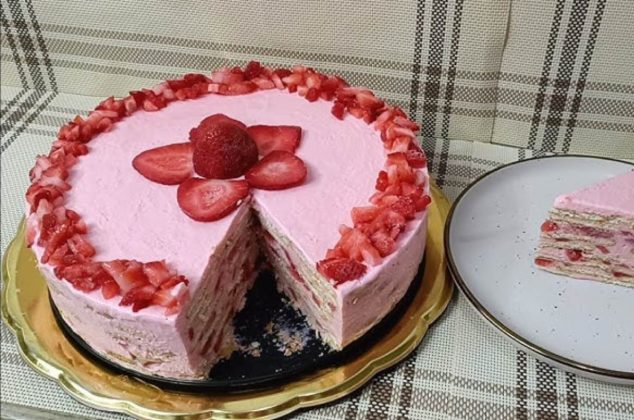 Receta de Carlota de fresa con crema, postre delicioso y fácil