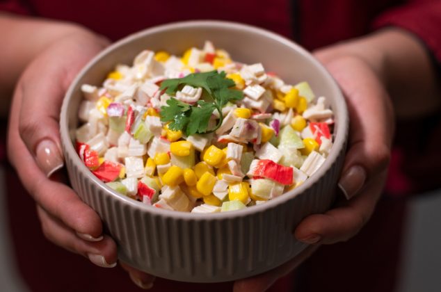 Receta de ensalada de surimi, la preparas en 5 minutos
