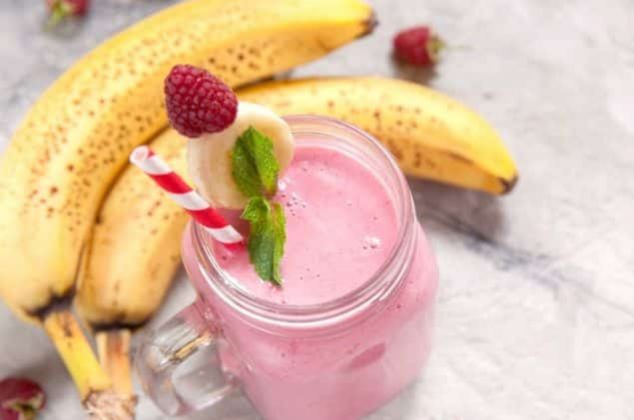 Smoothie de frambuesa y plátano, dulce, saludable y listo en 5 minutos