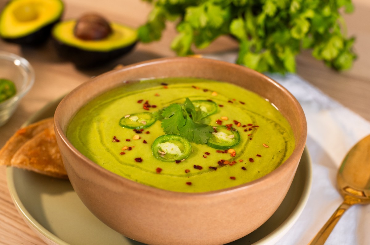 Prepara esta sopa de aguacate, ¡es muy fácil y rápido!