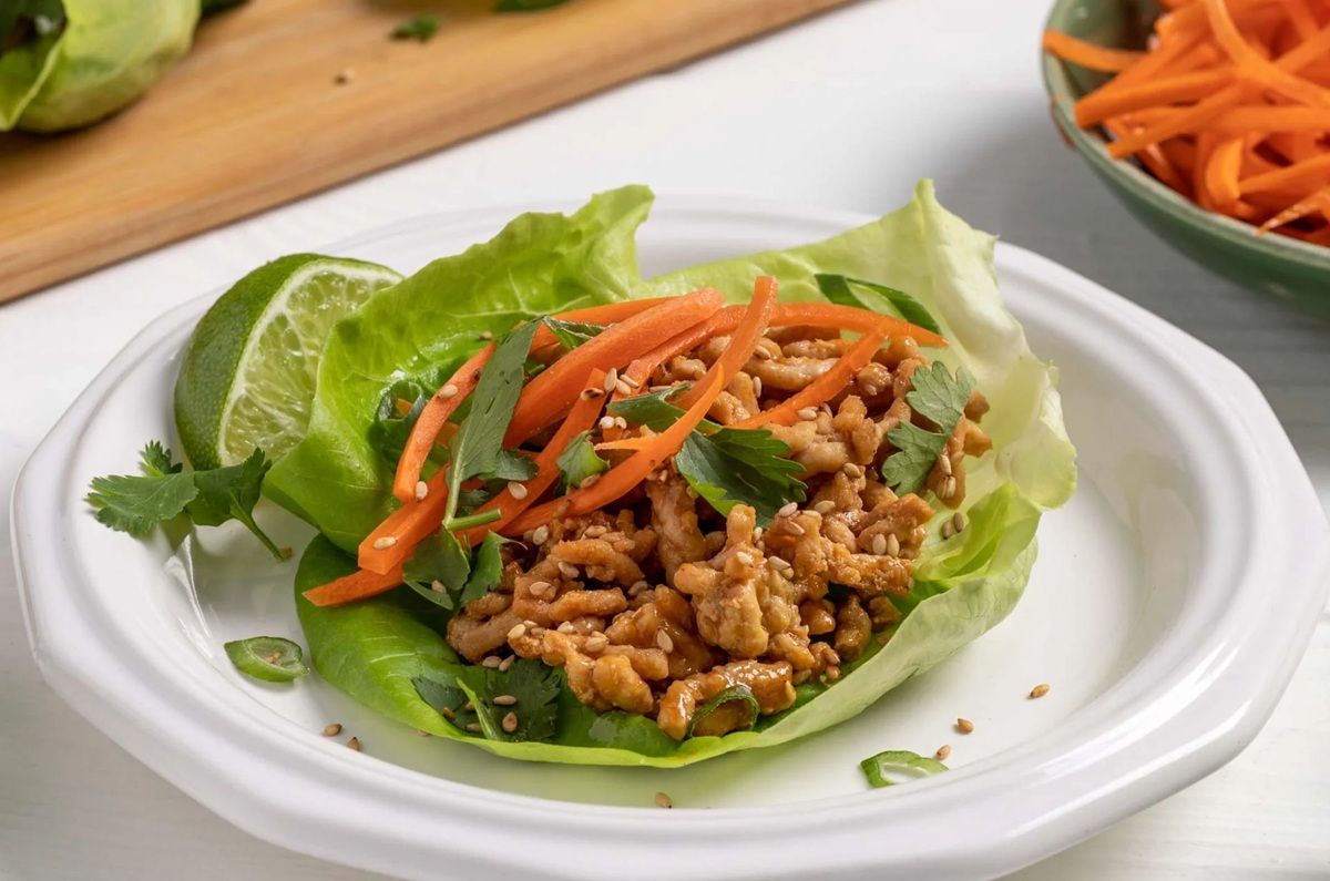 Tacos de lechuga con pollo y salsa de cacahuate