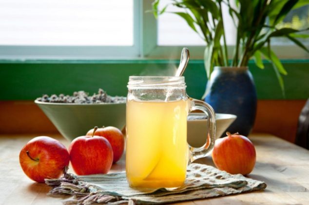 ¿Para qué sirve tomar una cucharada de vinagre de manzana con agua tibia y en ayunas?
