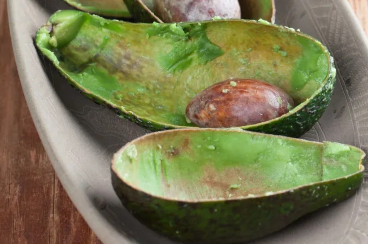 Usar la cáscara del aguacate para el cabello