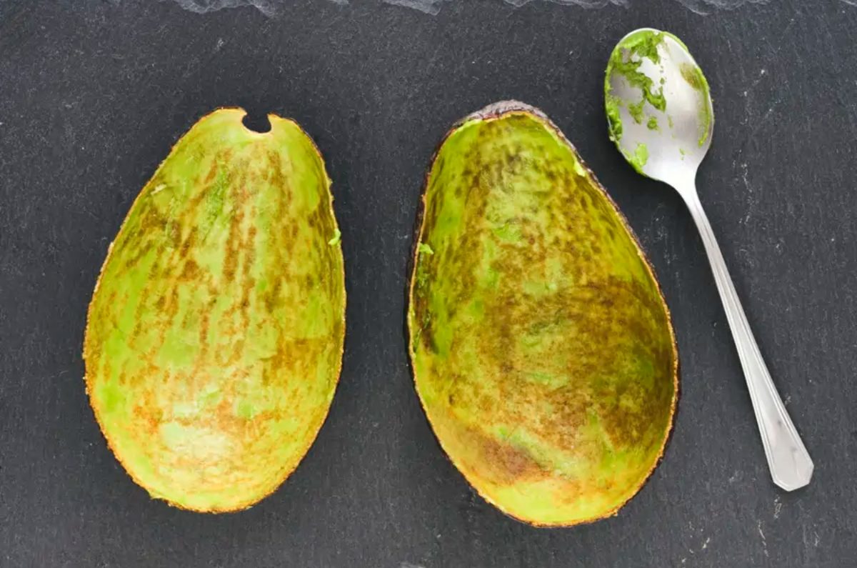 Usar la cáscara del aguacate en la jardinería