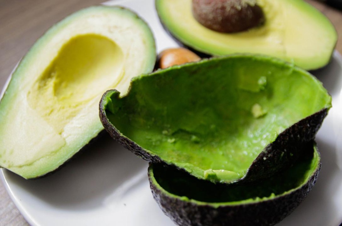 ¿Cómo usar la cáscara de aguacate en el jardín?