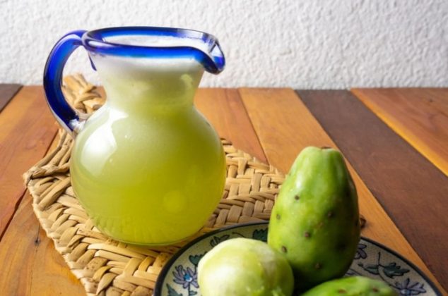 Refréscate con esta receta de agua de tuna con limón
