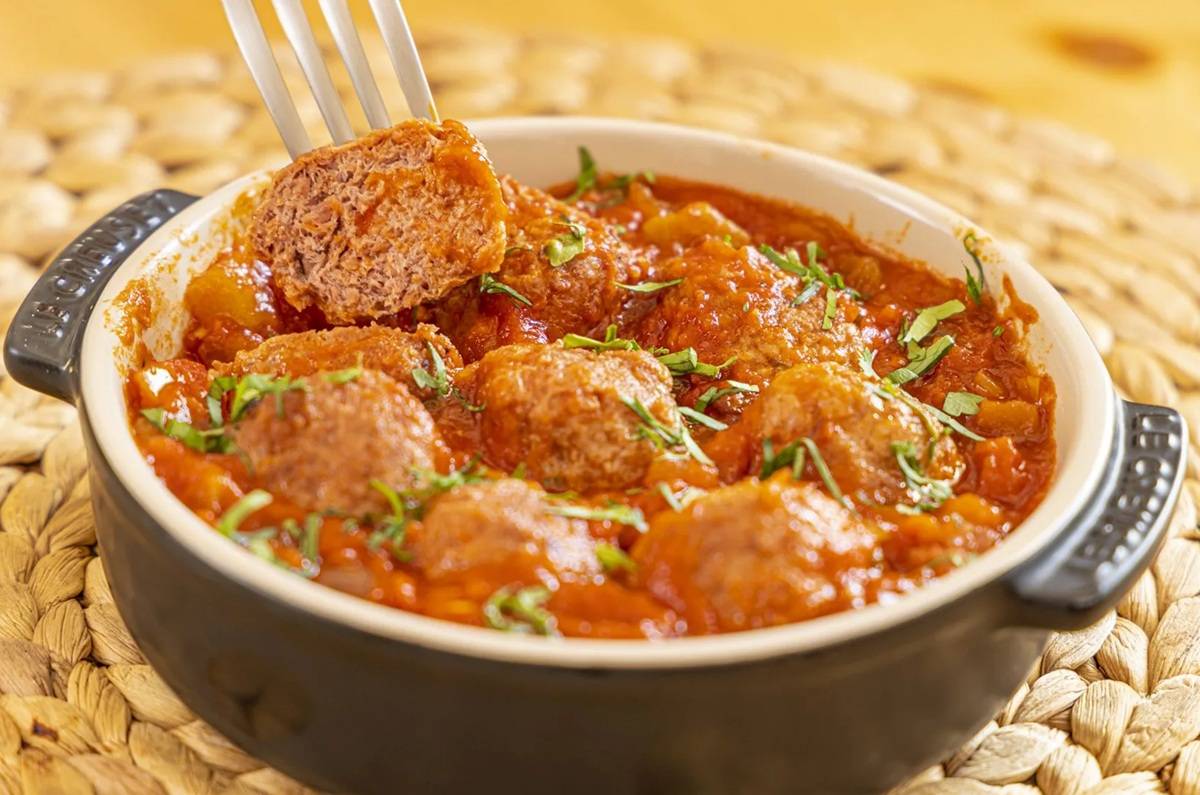 Albóndigas de pollo con salsa roja
