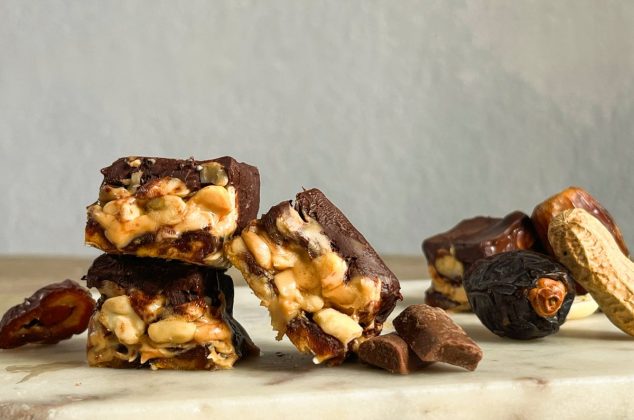 Receta de barritas fit tipo snickers, fáciles y sin horno