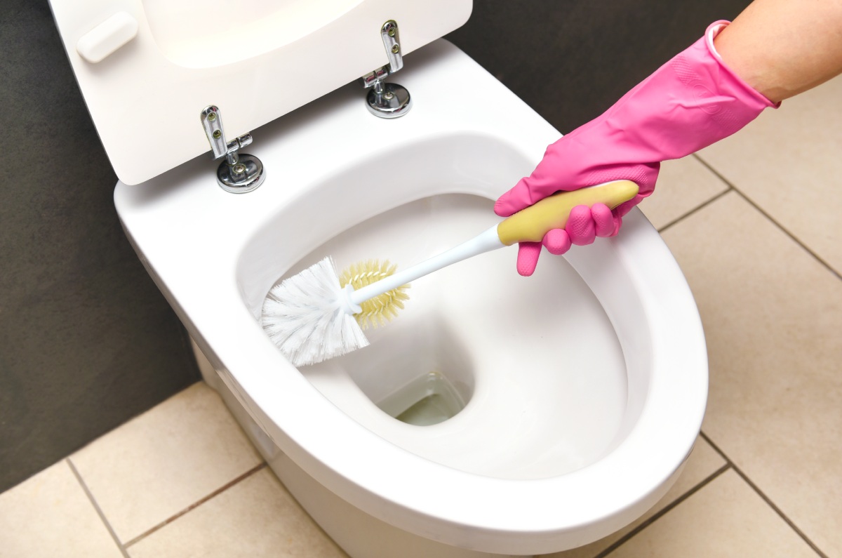 cómo limpiar el baño con hielos