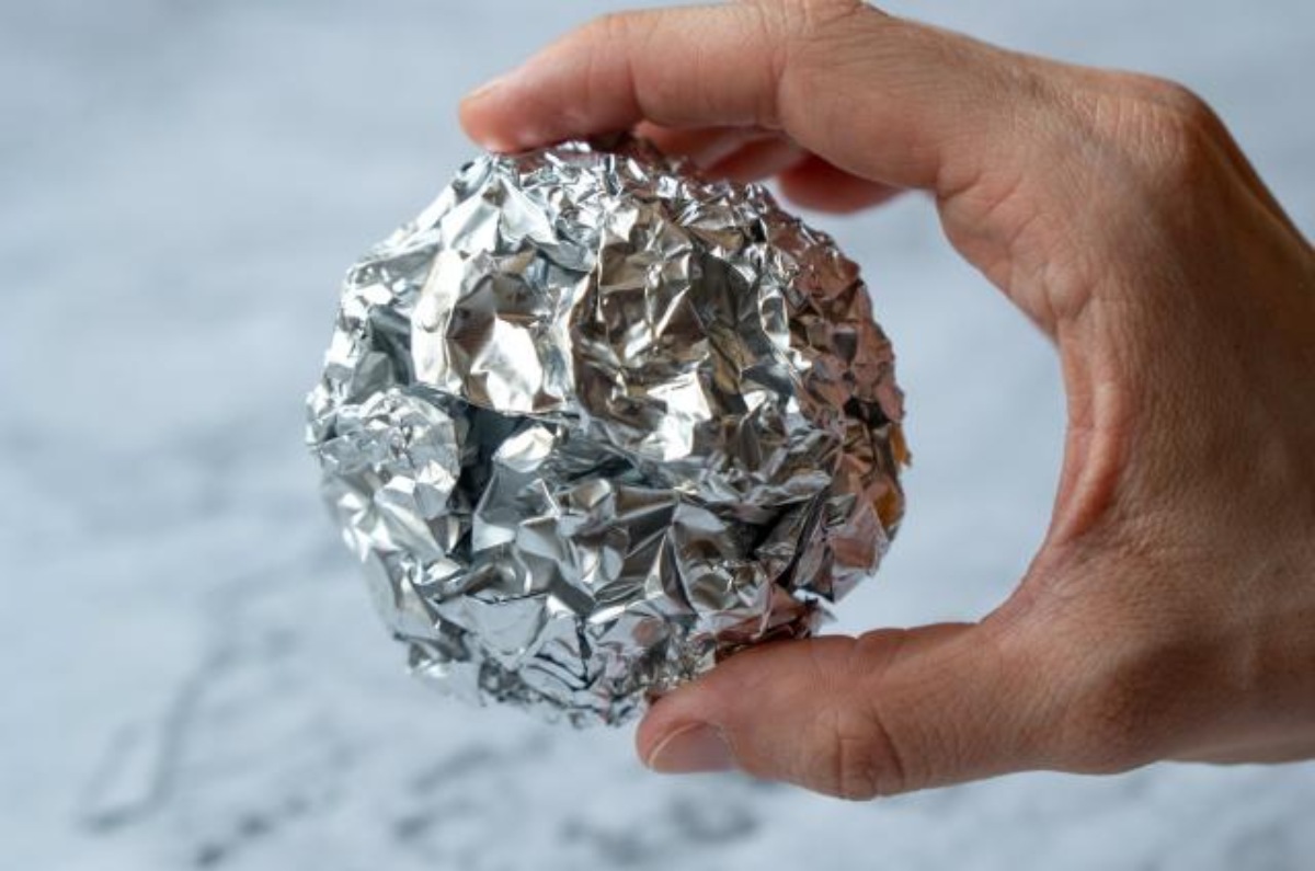 beneficios de las bolas de papel de aluminio en el congelador