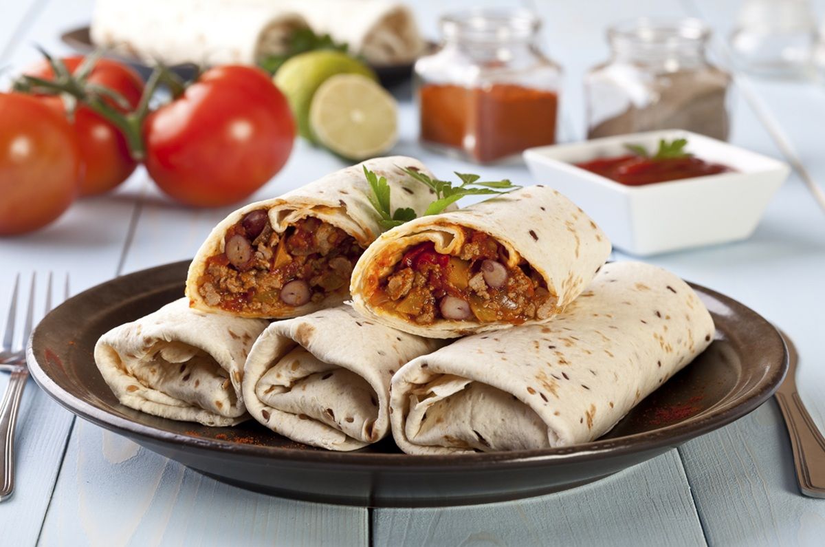 Burritos de frijoles con queso parmesano