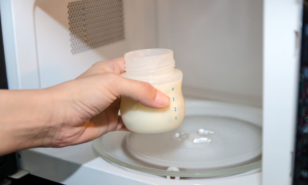 Calentar la leche materna en el microondas