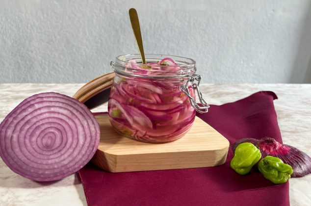 Cómo hacer cebollas encurtidas caseras en 10 minutos