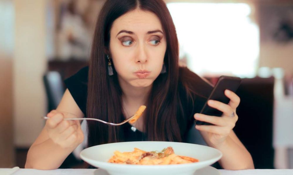 Comer con el celular engorda